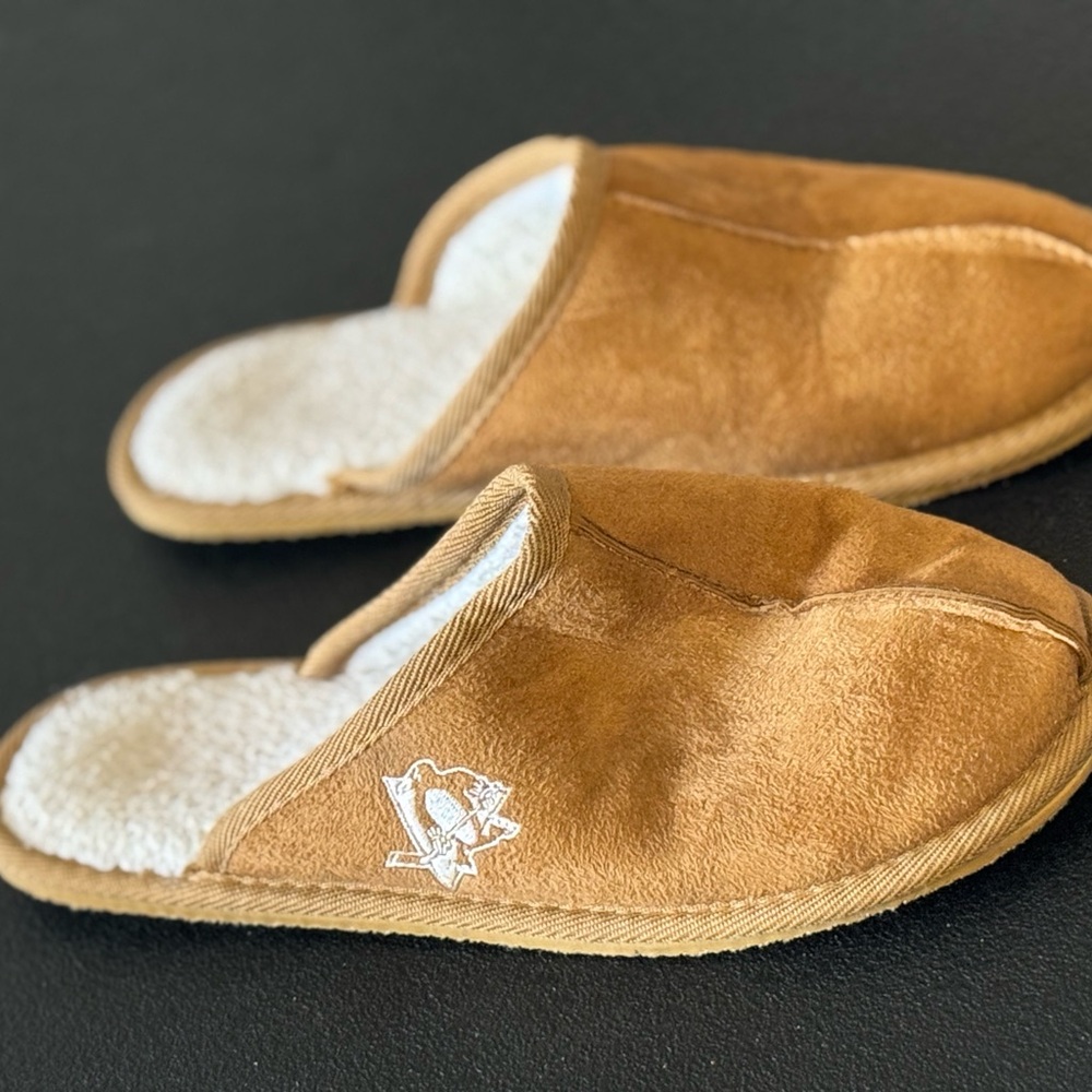 Fanatics Brand, Pittsburgh Penguins, Brown Hockey Slipper Sandals, Men’s Sz (Sm)